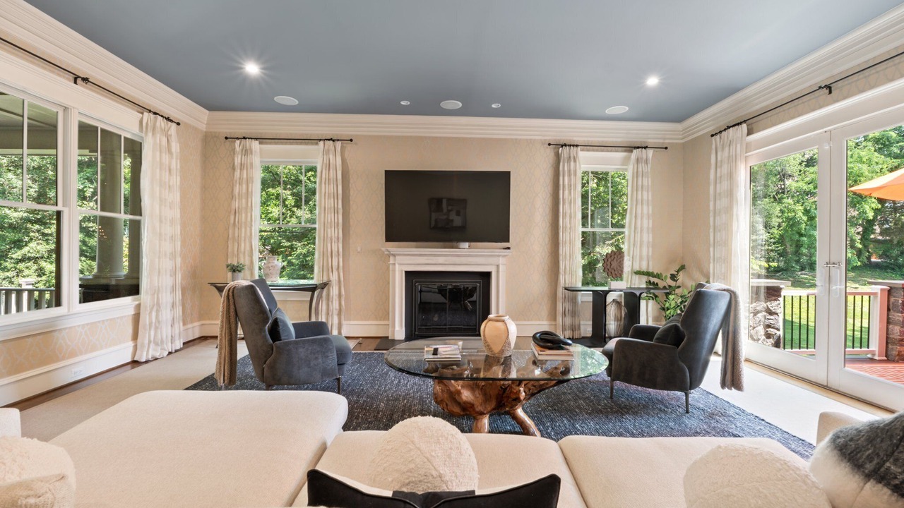Photo of Livingroom in Jefferson Manor