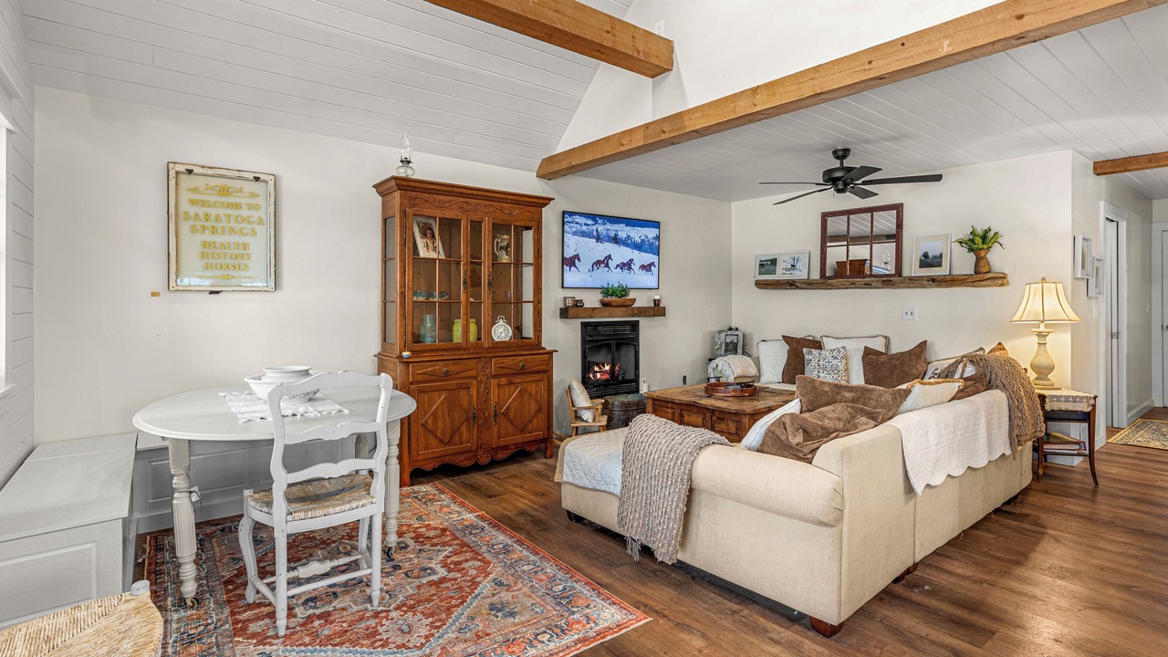 Photo of Livingroom in Schuylerville