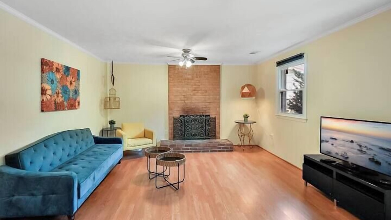 Photo of Livingroom in Tysons