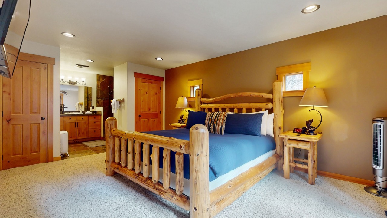 Photo of Bedroom in Roslyn Ridge