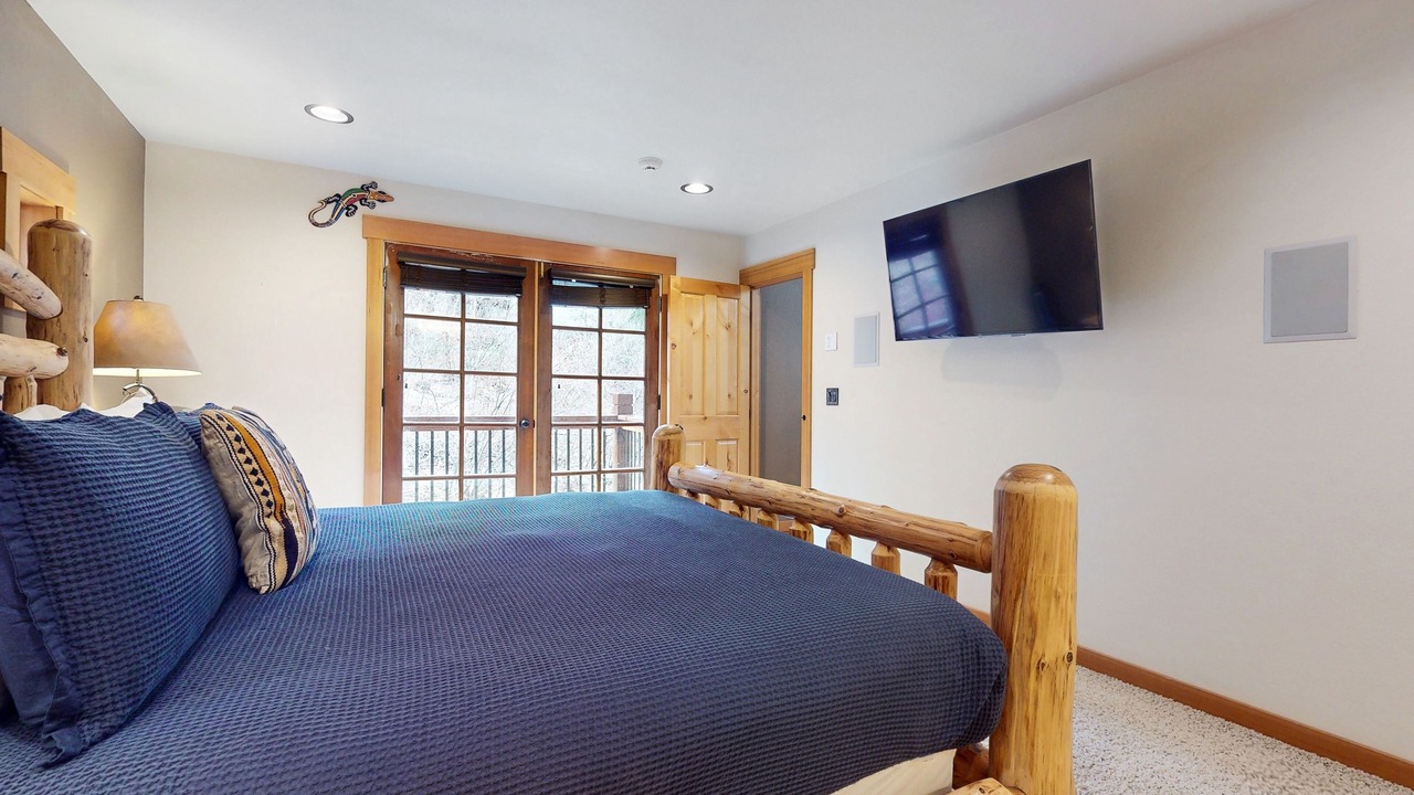 Photo of Bedroom in Roslyn Ridge