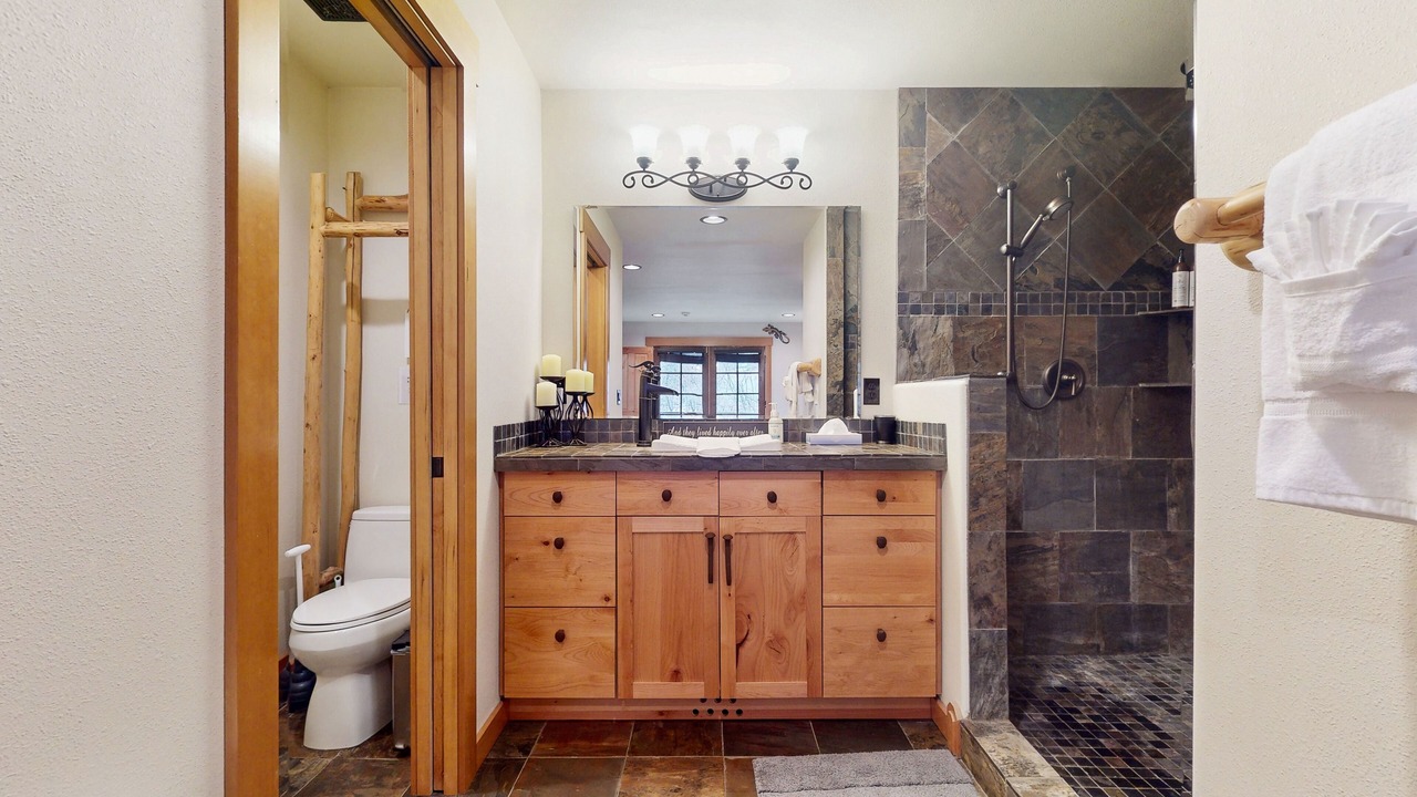 Photo of Bathroom in Roslyn Ridge