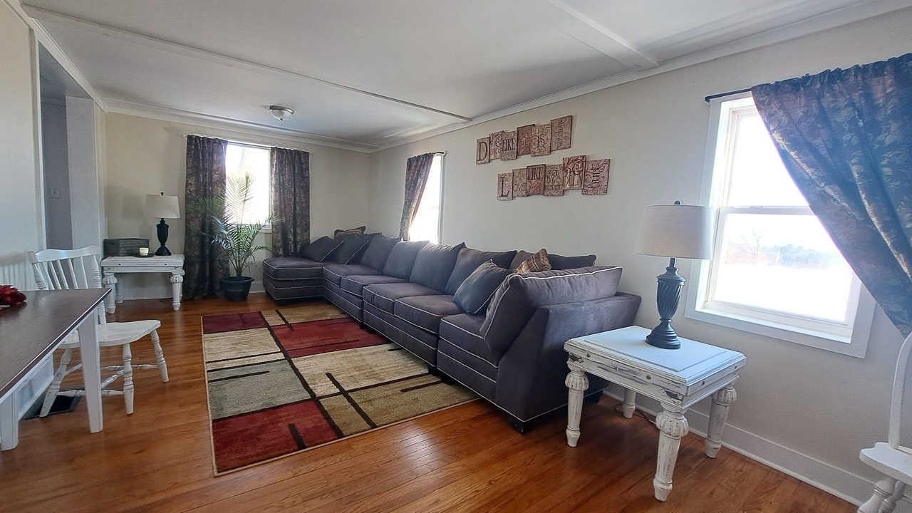 Photo of Livingroom in Town of Reading