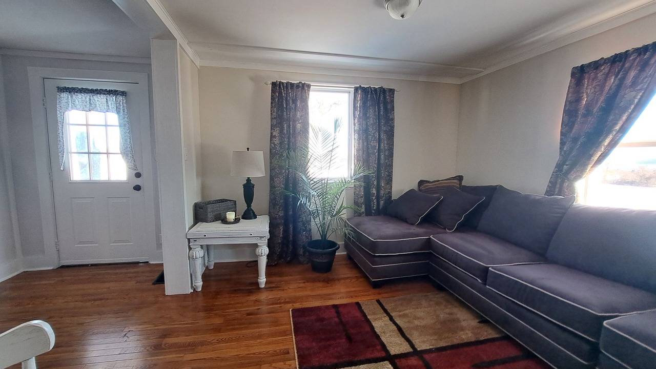 Photo of Livingroom in Town of Reading