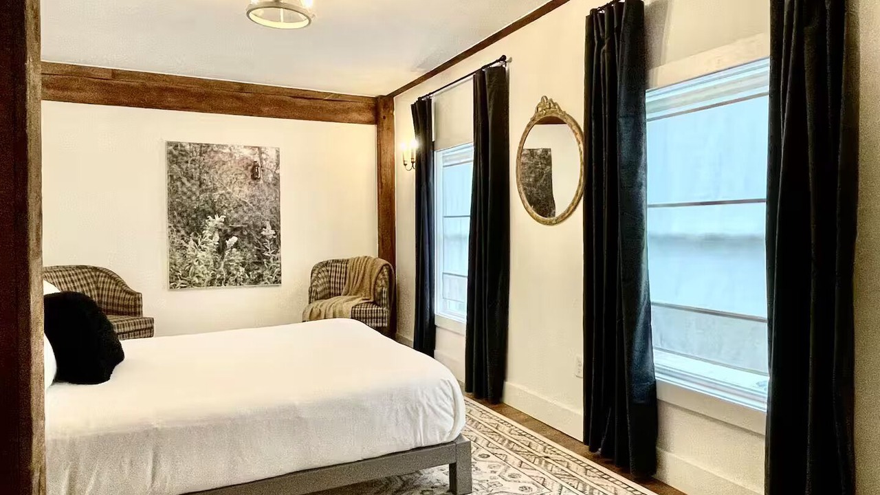 Photo of Bedroom in Roxbury