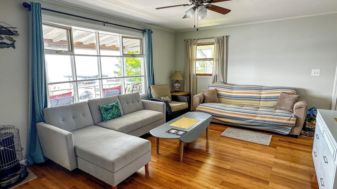 Photo of Livingroom in Lamoreaux Landing