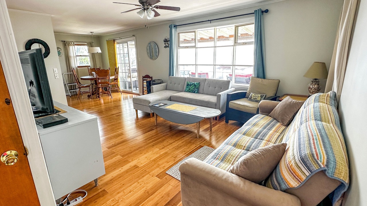 Photo of Livingroom in Lamoreaux Landing