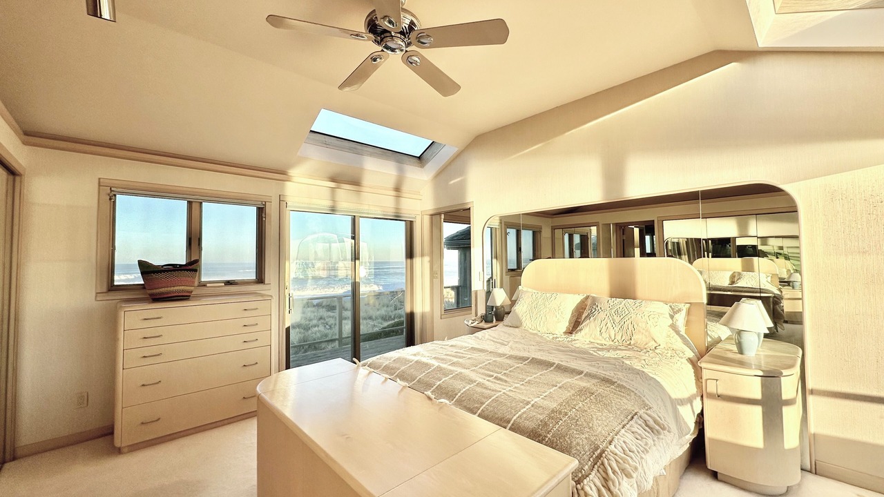 Photo of Bedroom in Gleneden Beach