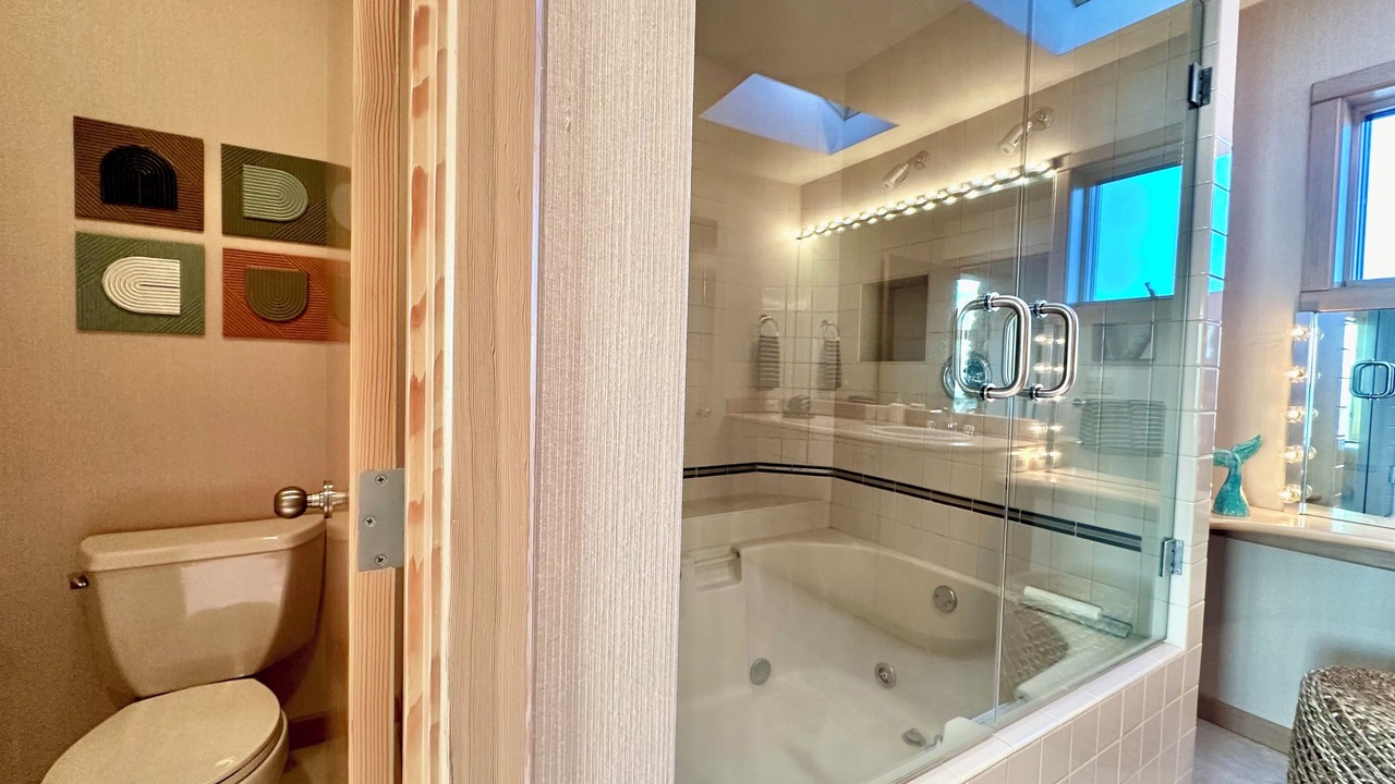 Photo of Bathroom in Gleneden Beach