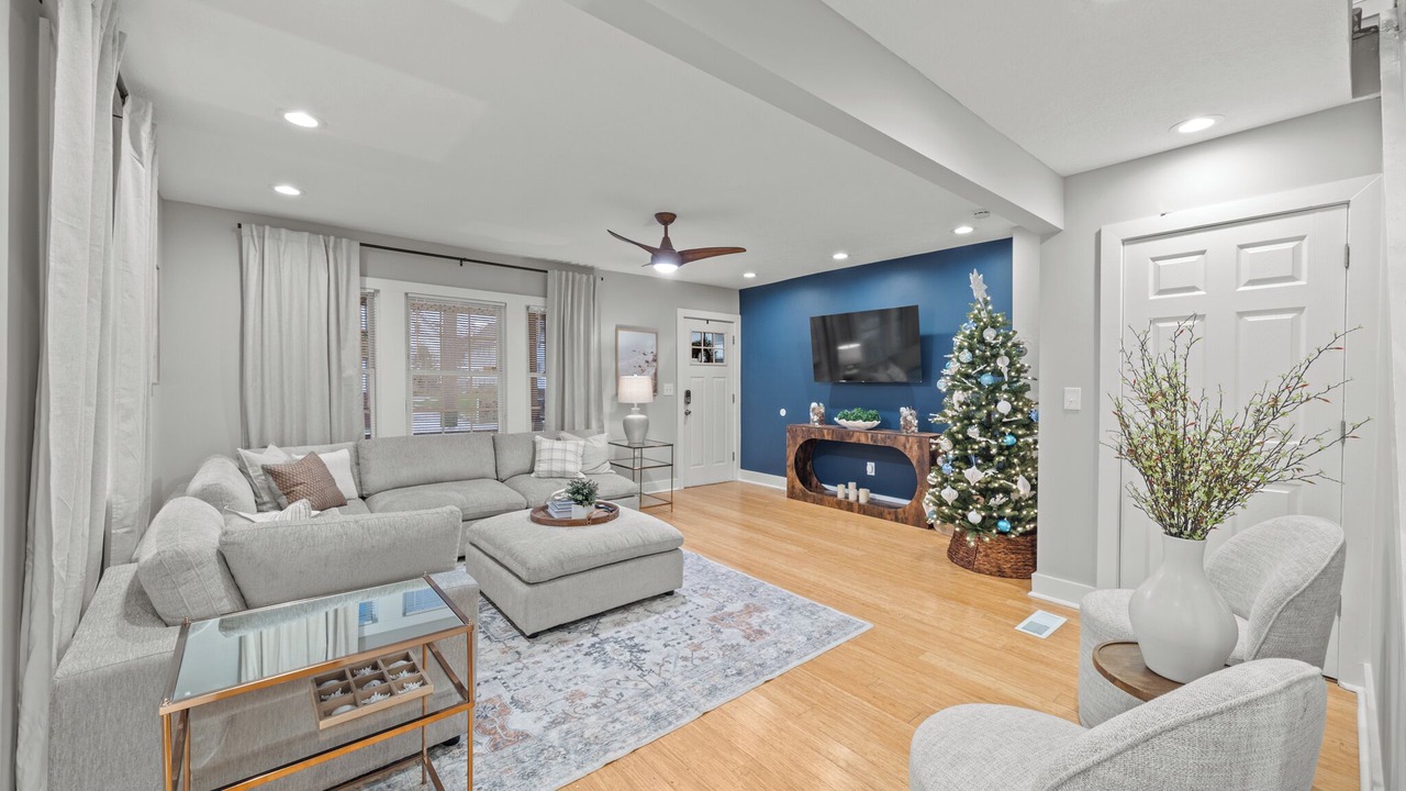 Photo of Livingroom in Detroit - Shoreway