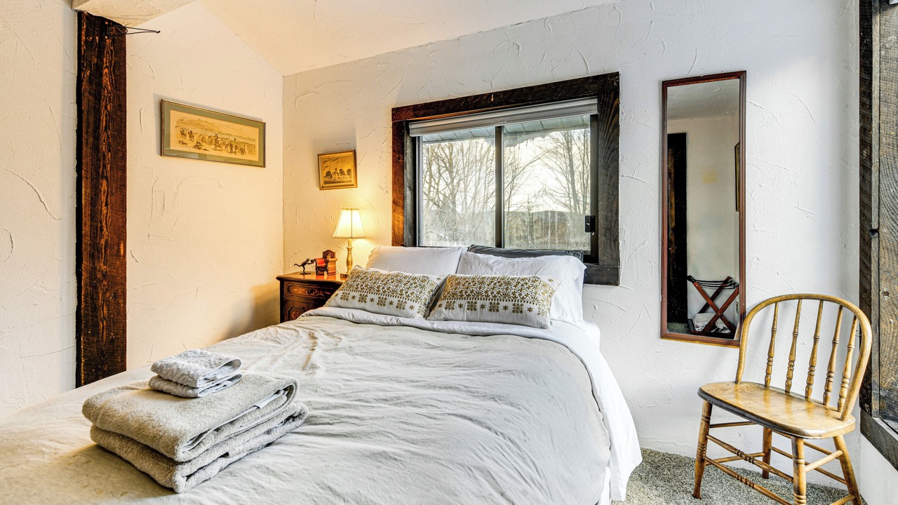 Photo of Bedroom in Roxbury