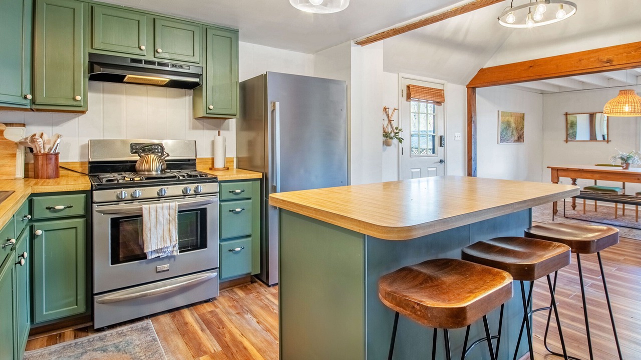 Photo of Kitchen in Hood
