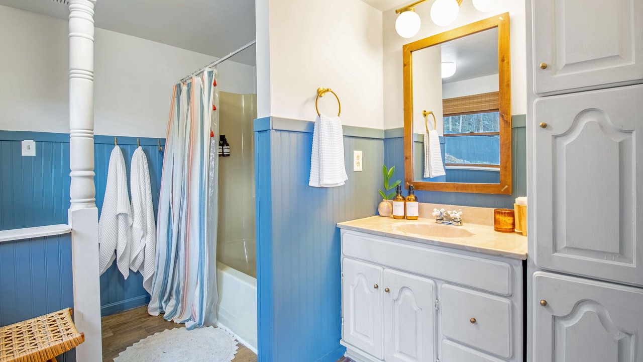 Photo of Bathroom in Hood