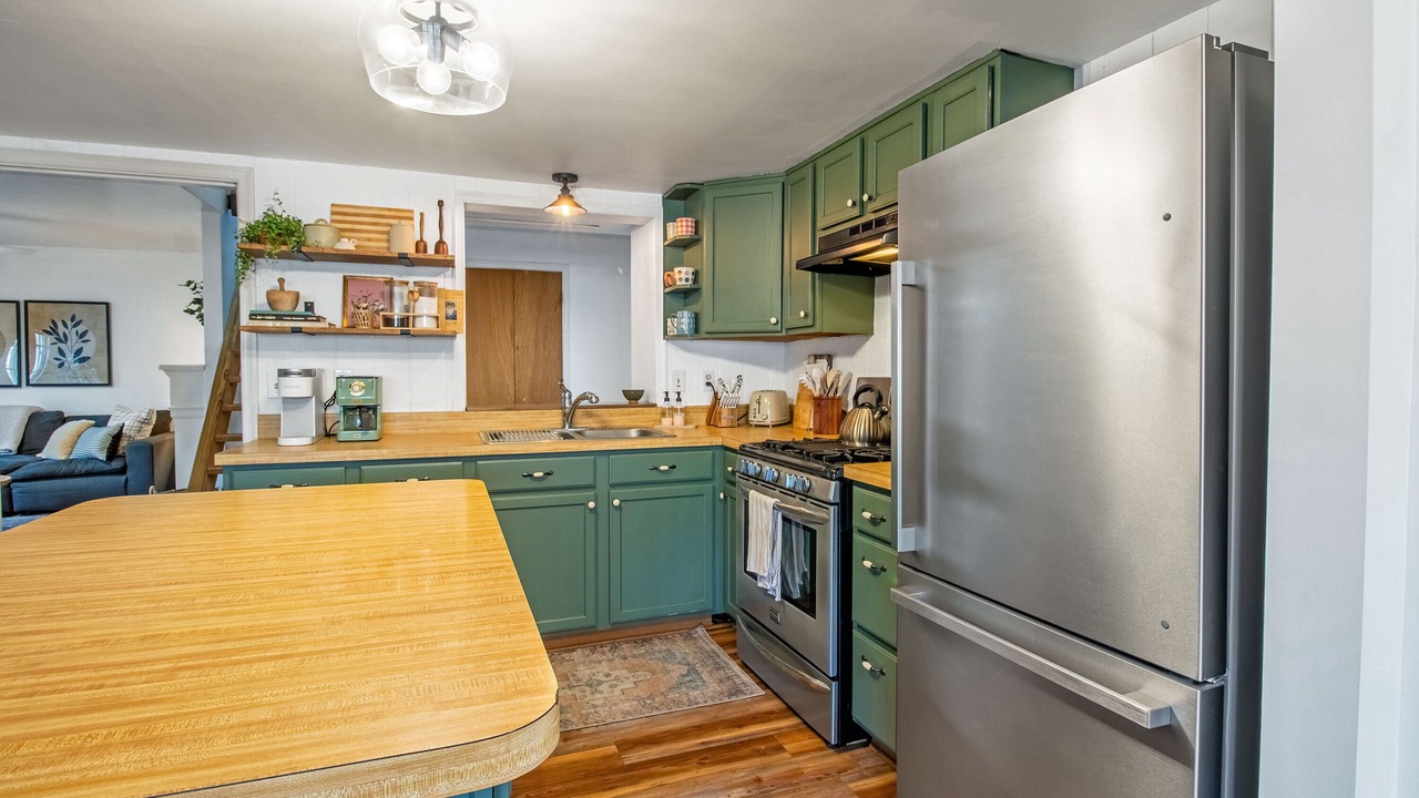 Photo of Kitchen in Hood