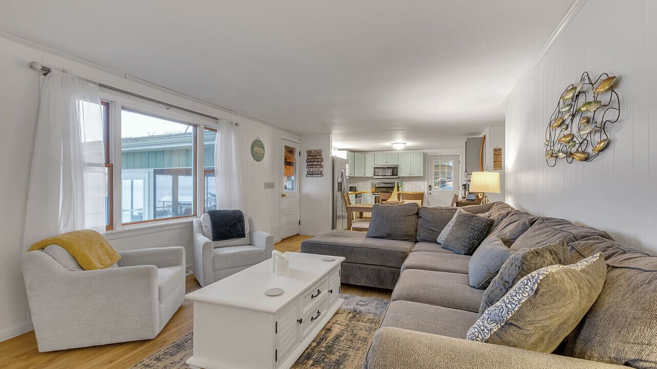 Photo of Livingroom in Town of Torrey