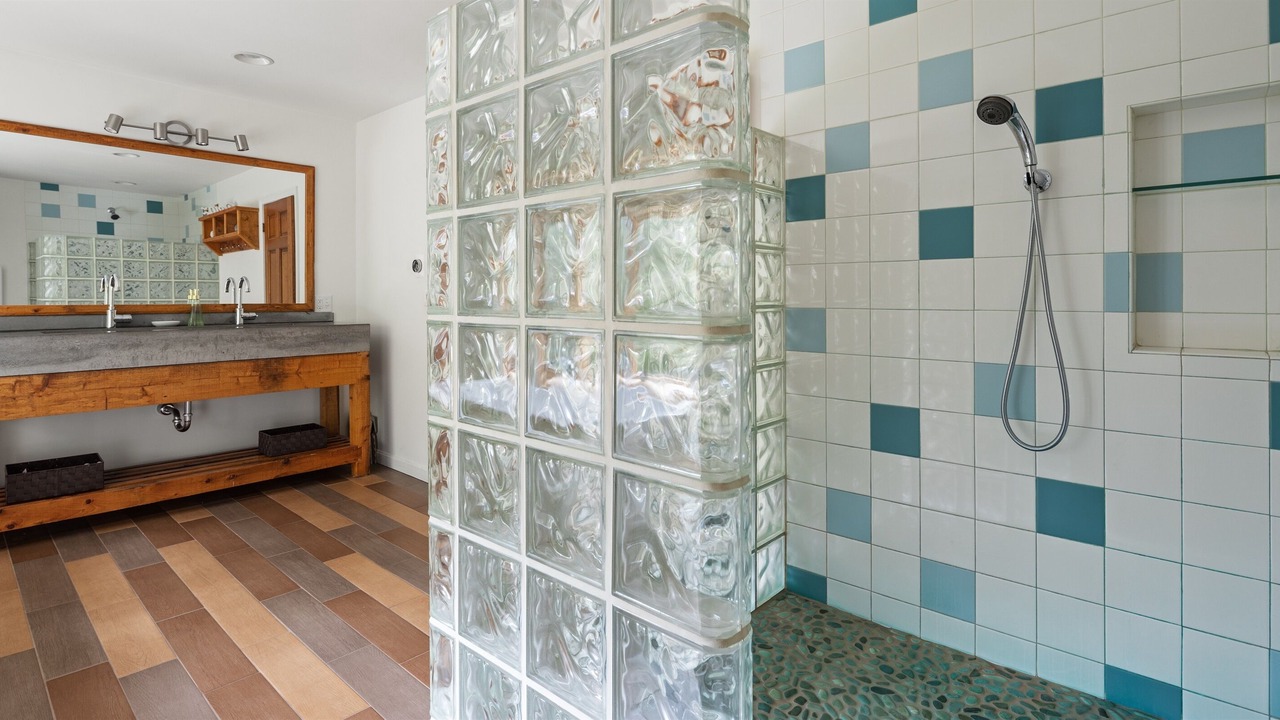 Photo of Bathroom in Jay