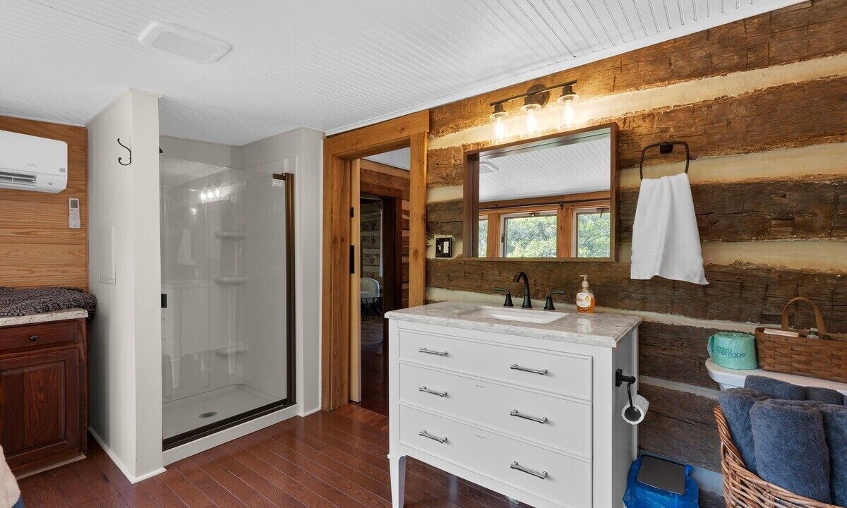 Photo of Bathroom in McArthur
