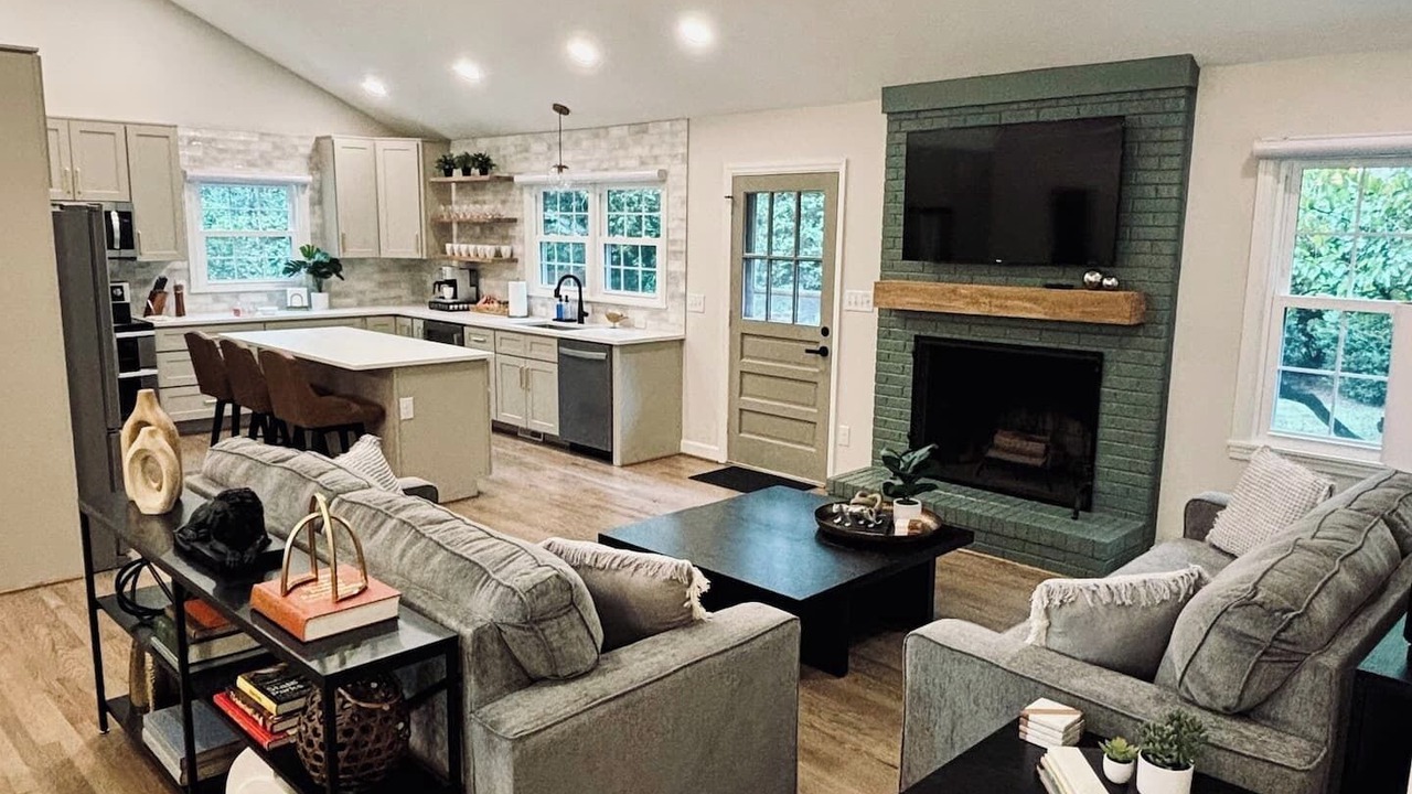 Photo of Livingroom in Northwest Raleigh