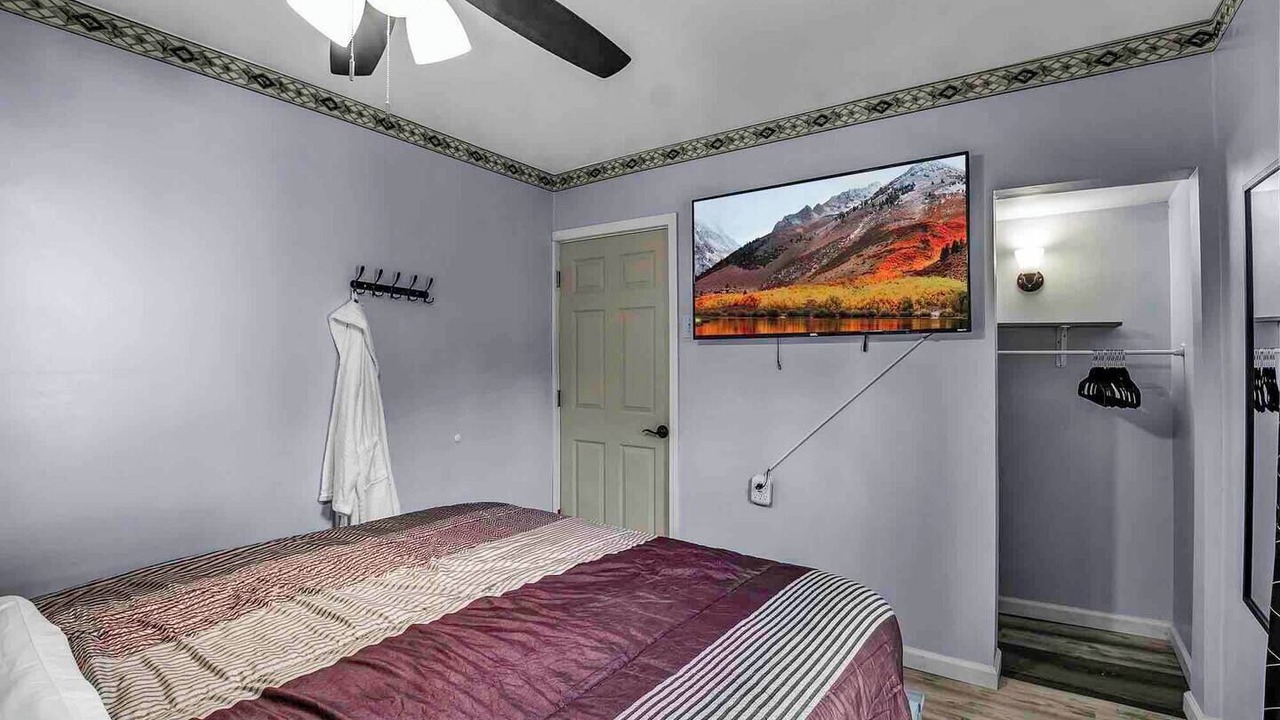 Photo of Bedroom in Front Park