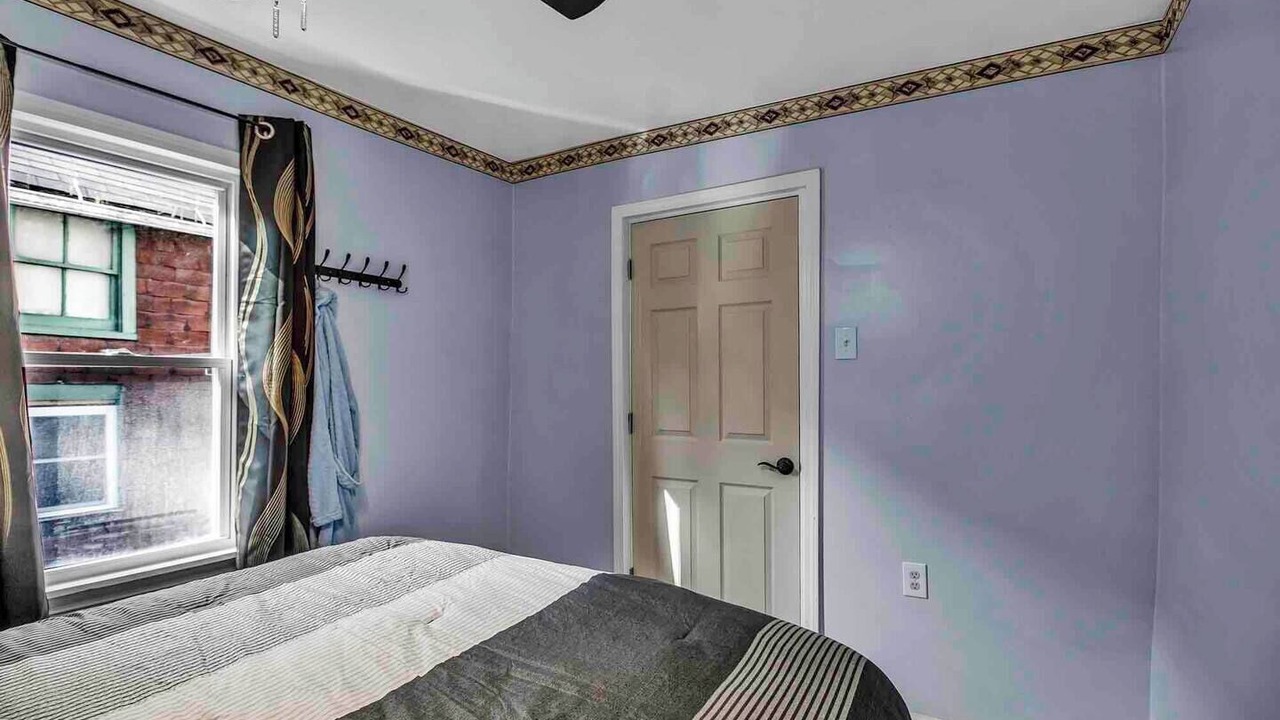 Photo of Bedroom in Front Park