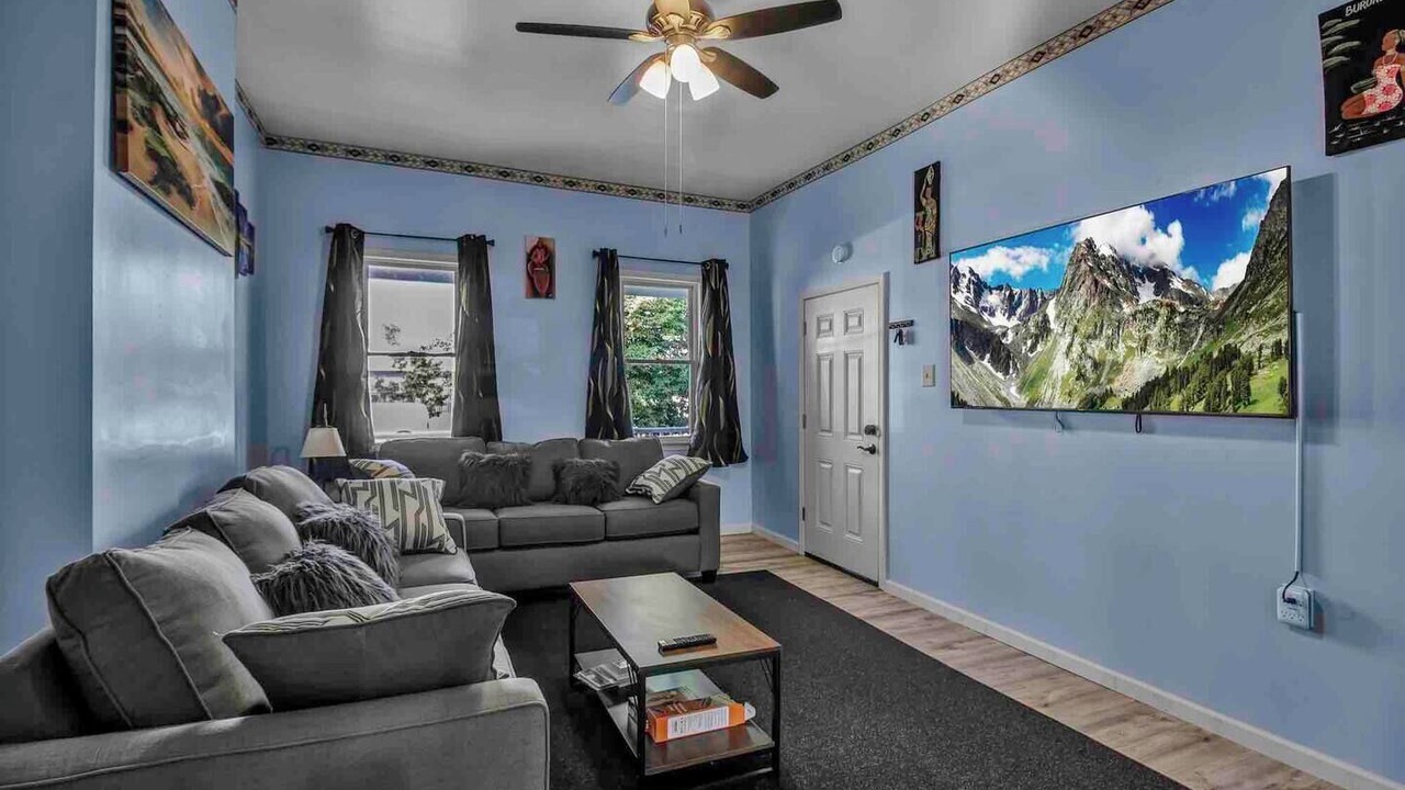 Photo of Livingroom in Front Park
