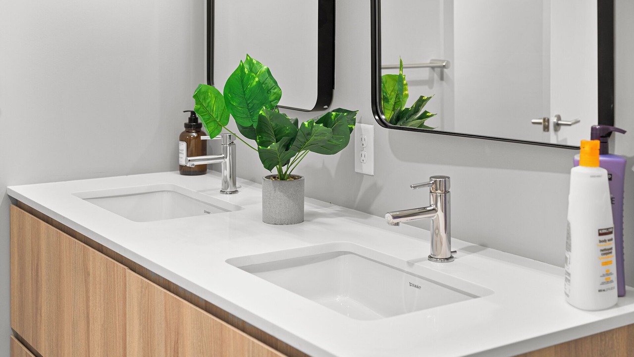 Photo of Bathroom in D Street - West Broadway