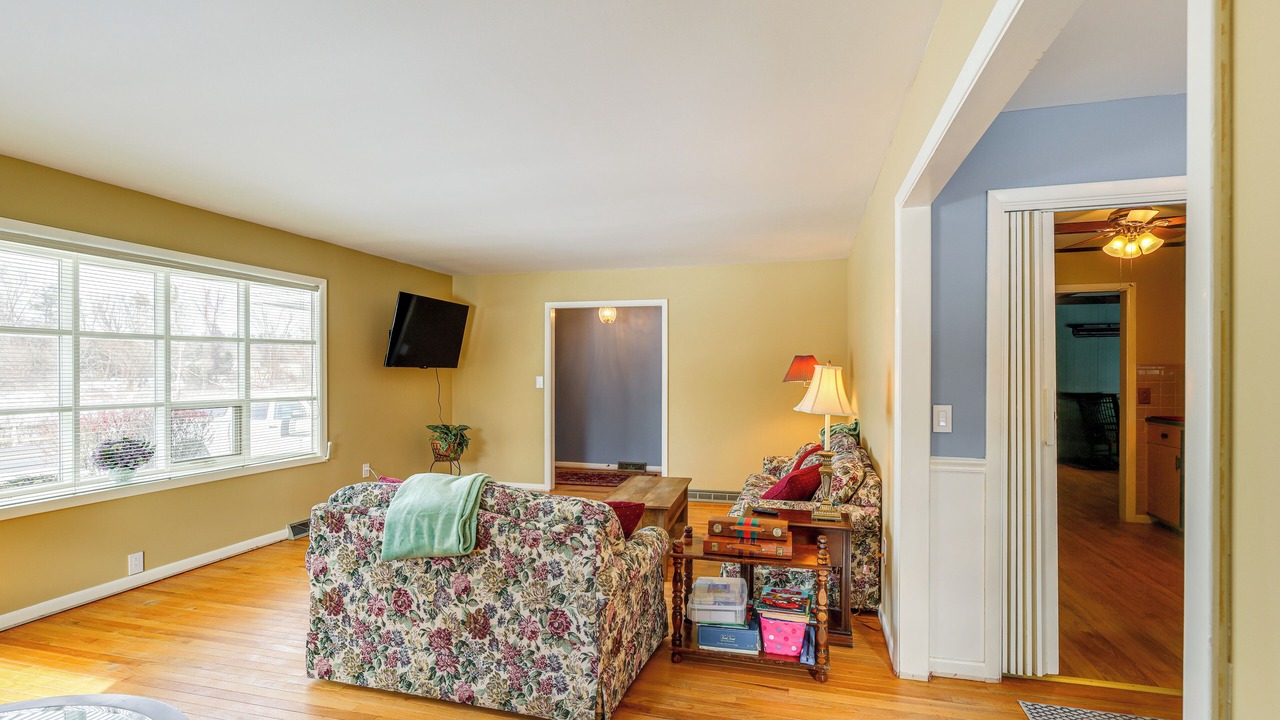 Photo of Livingroom in Queensbury