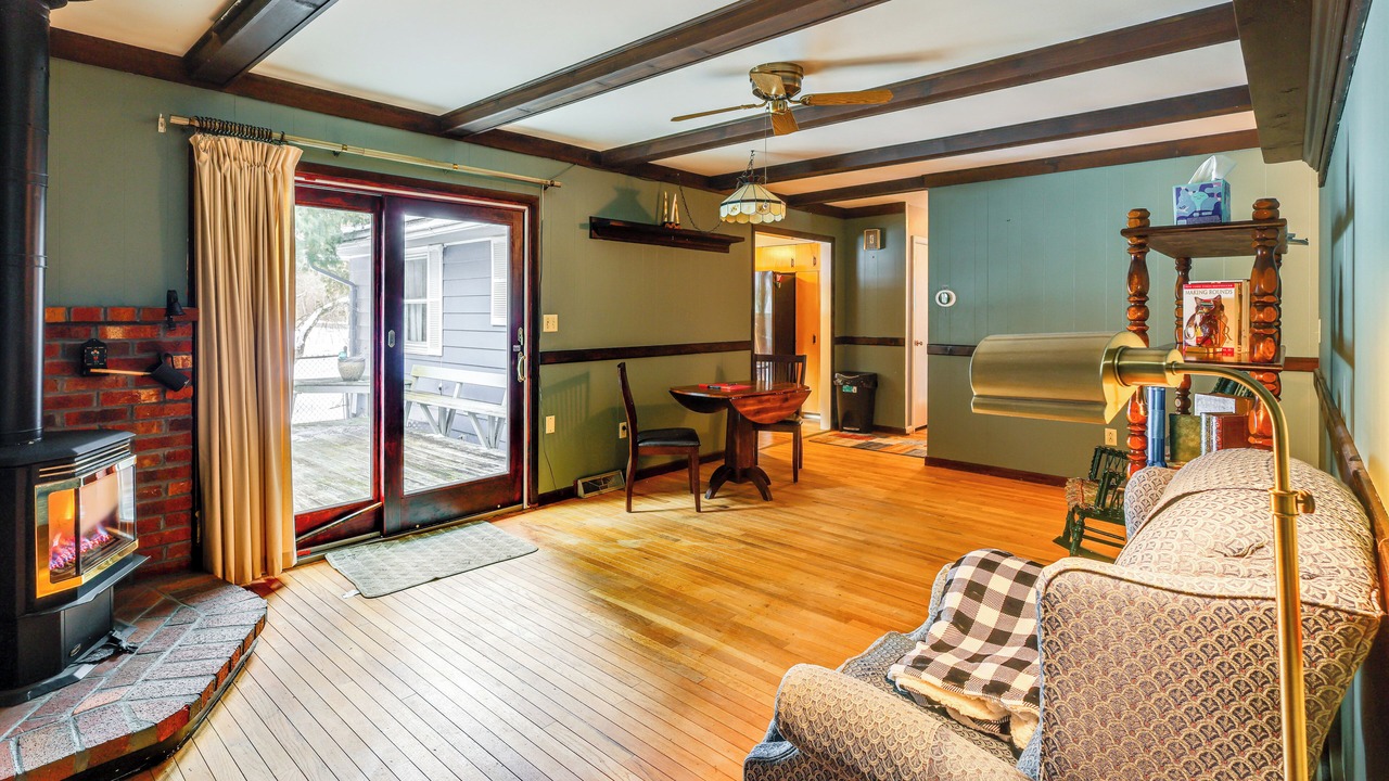 Photo of Livingroom in Queensbury