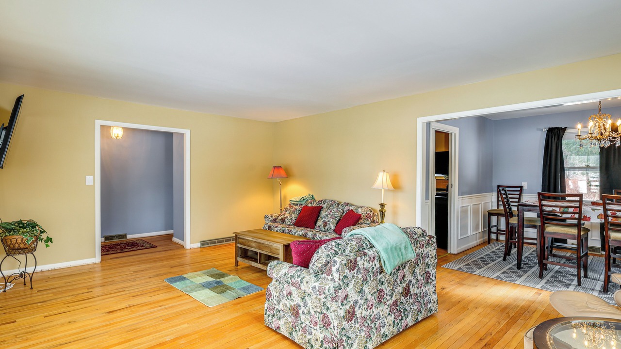 Photo of Livingroom in Queensbury