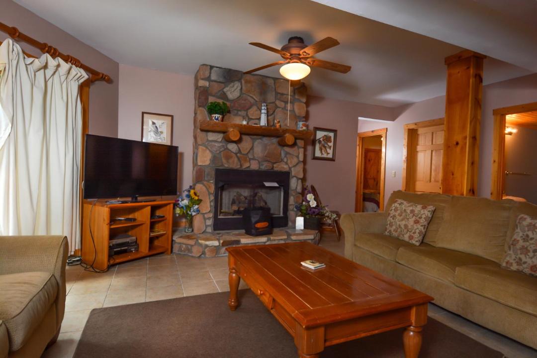 Photo of Livingroom in McHenry