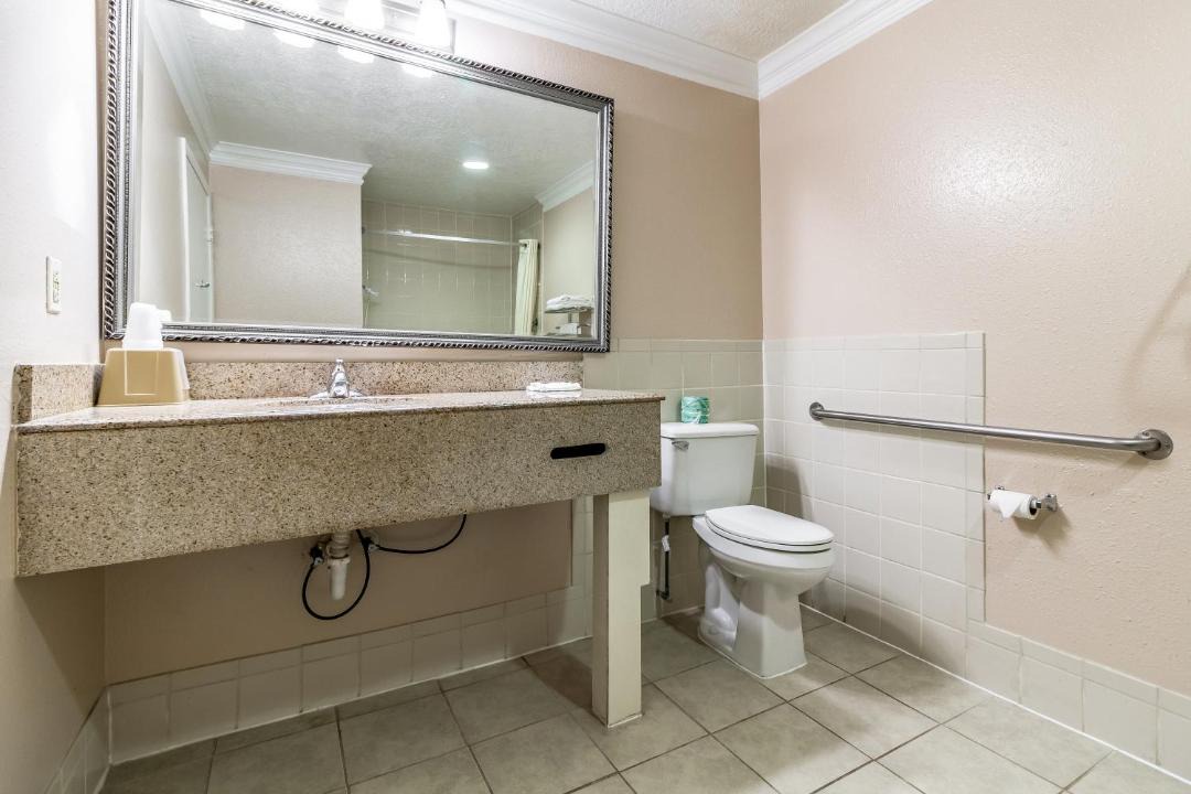 Photo of Bathroom in Alvin