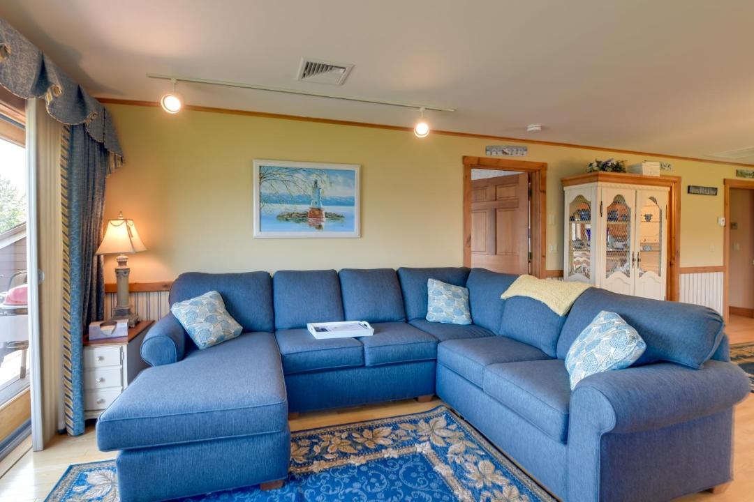Photo of Livingroom in Newport Center
