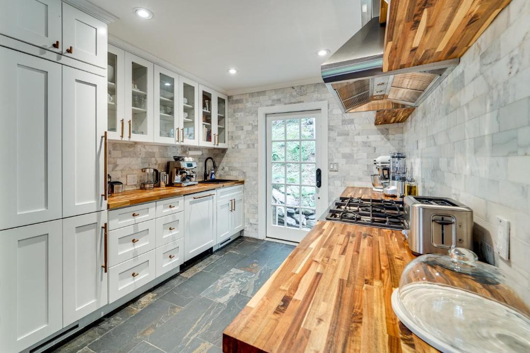 Photo of Kitchen in Hood