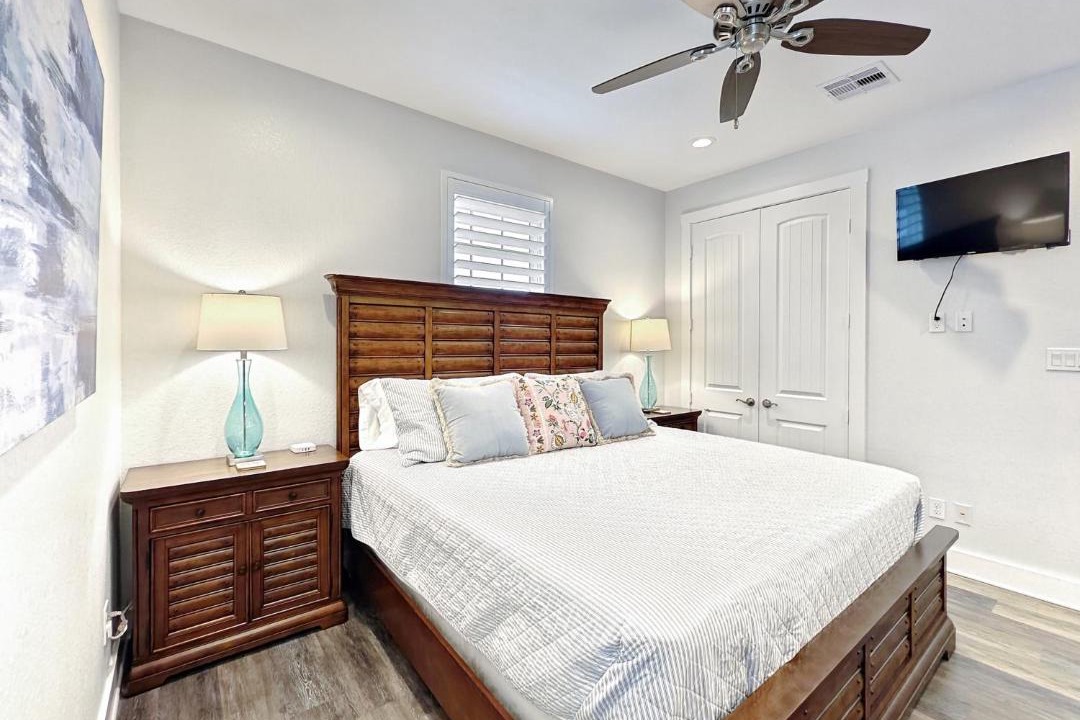 Photo of Bedroom in Pirates Beach