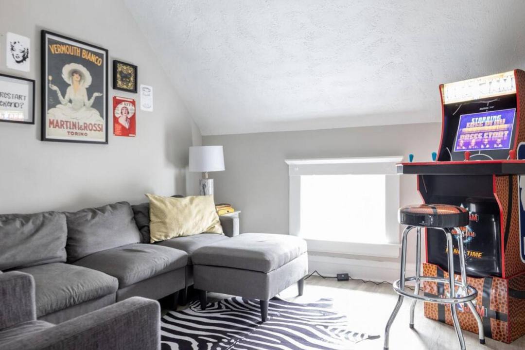 Photo of Livingroom in Detroit - Shoreway