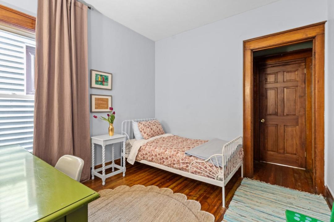 Photo of Bedroom in Front Park