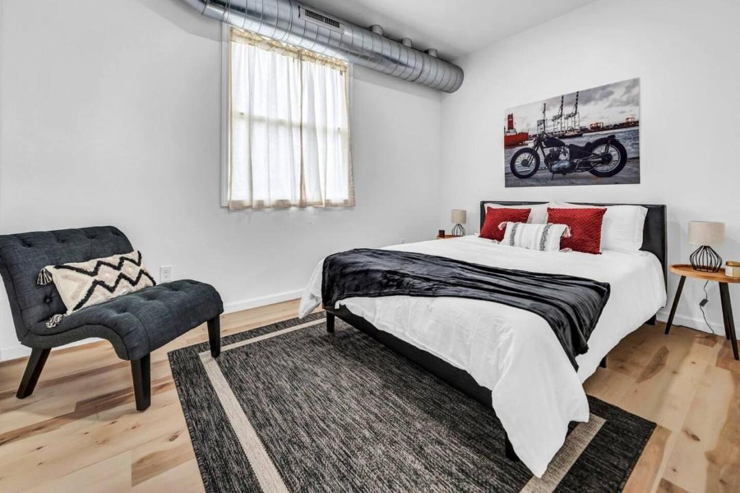 Photo of Bedroom in Front Park