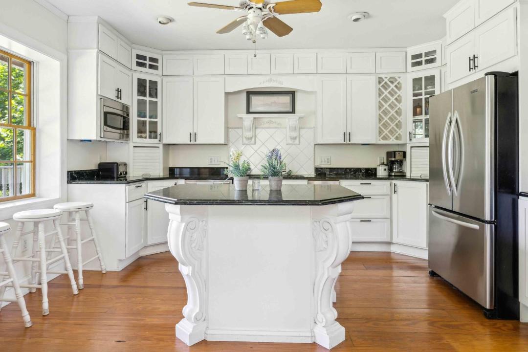 Photo of Kitchen in Hood