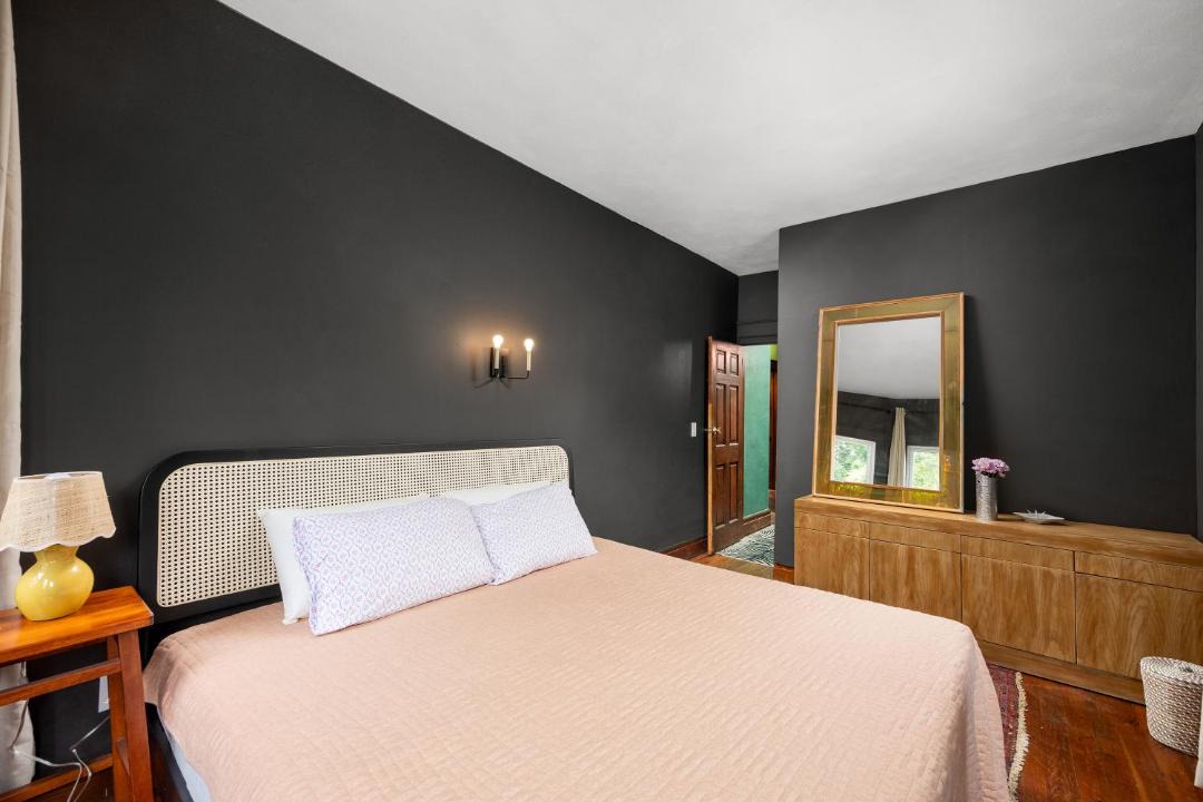 Photo of Bedroom in Front Park