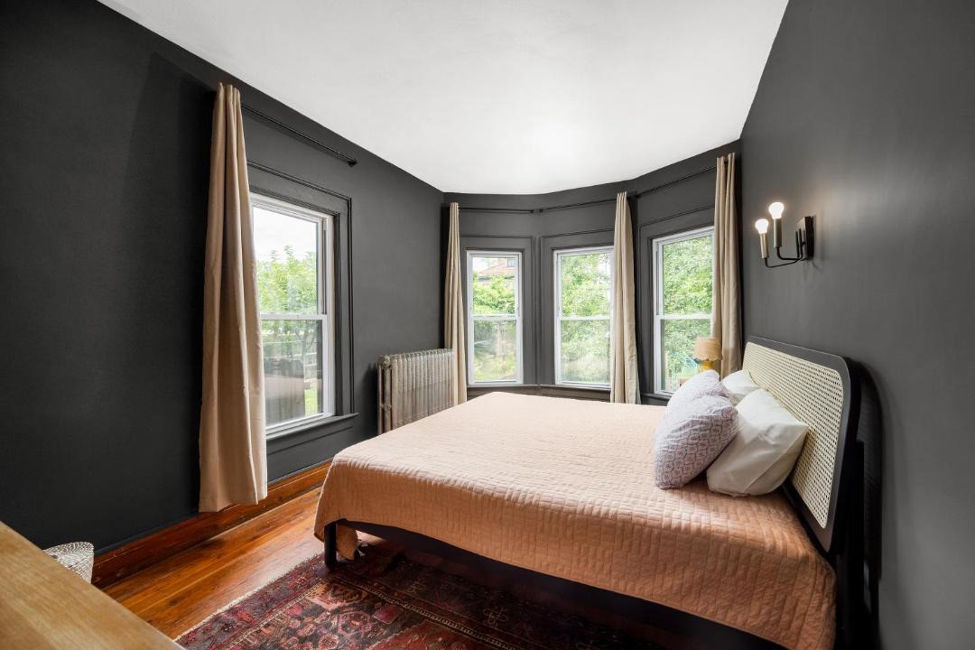 Photo of Bedroom in Front Park