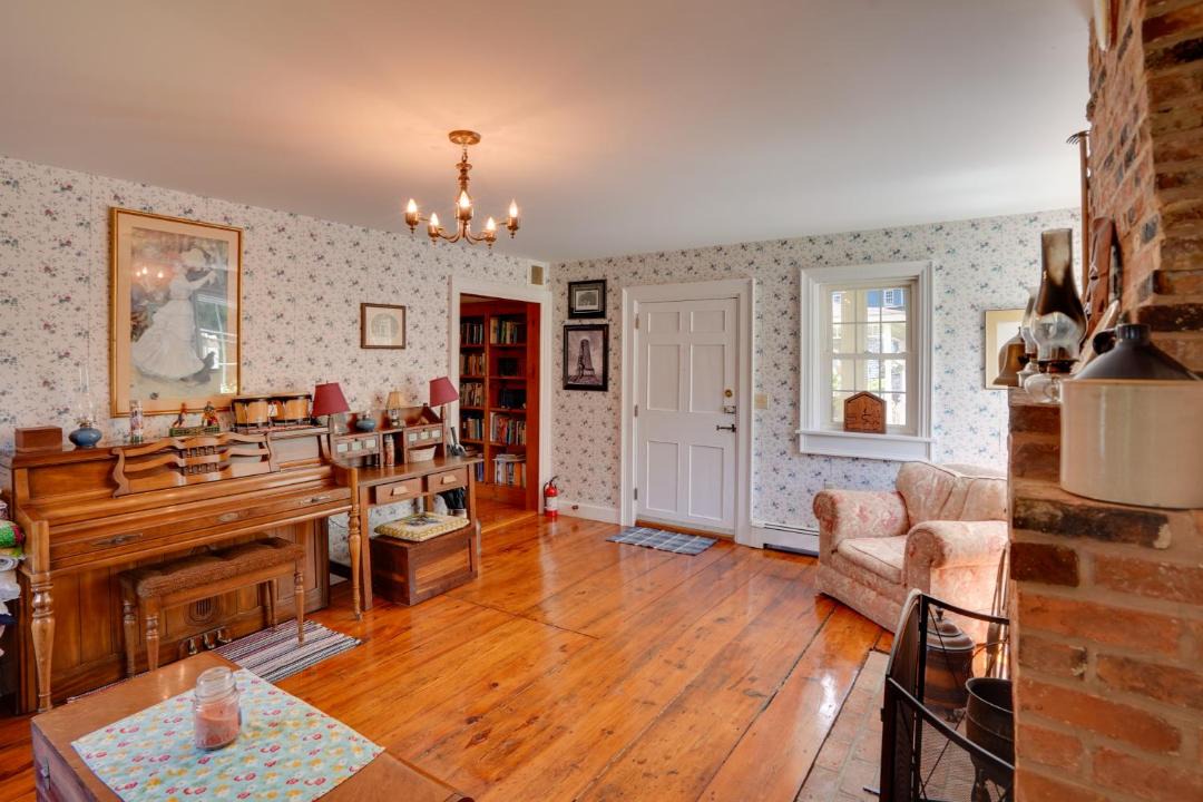 Photo of Livingroom in Hollowville