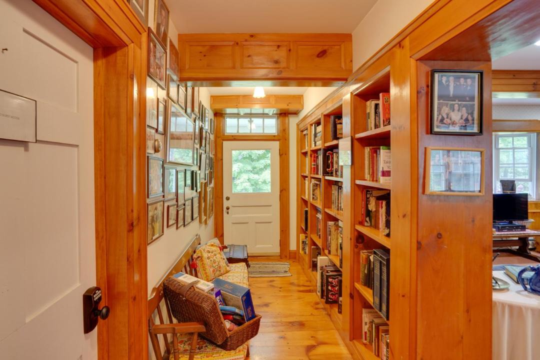 Photo of Livingroom in Hollowville