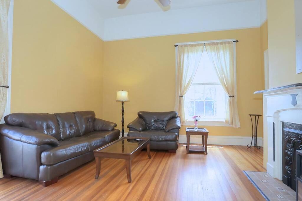 Photo of Livingroom in Court House Hill