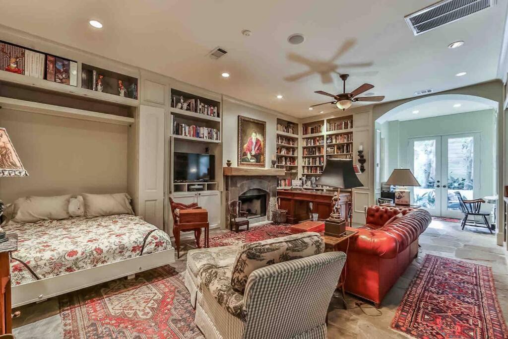Photo of Livingroom in Greenway Plaza-Upper Kirby