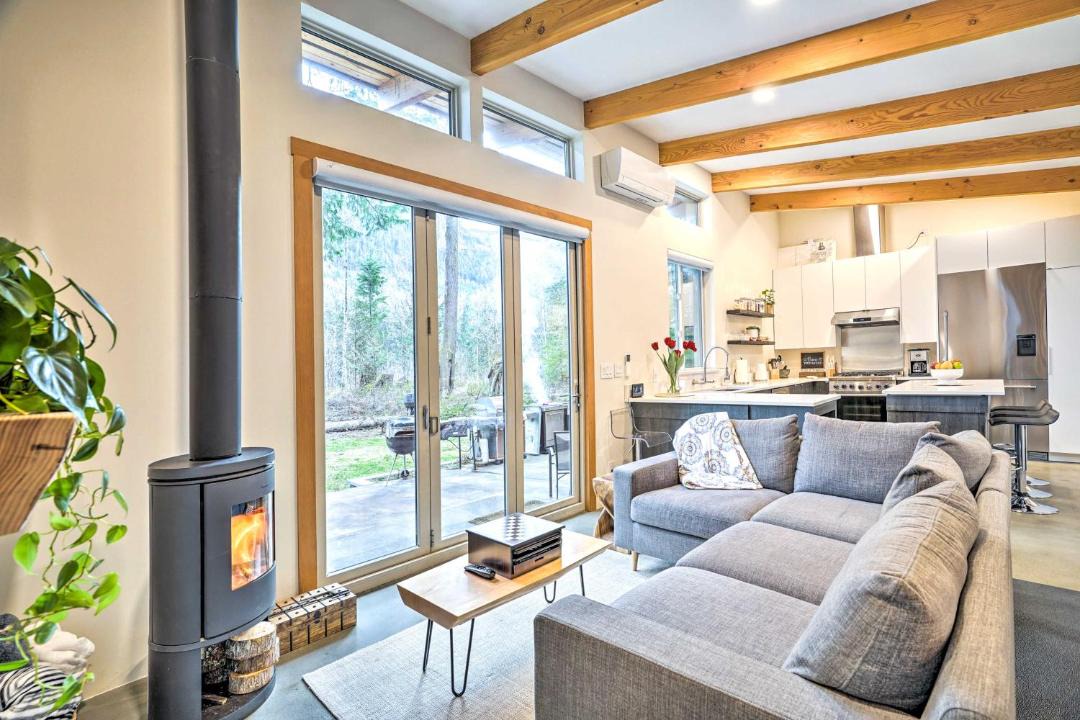 Photo of Livingroom in Gold Bar