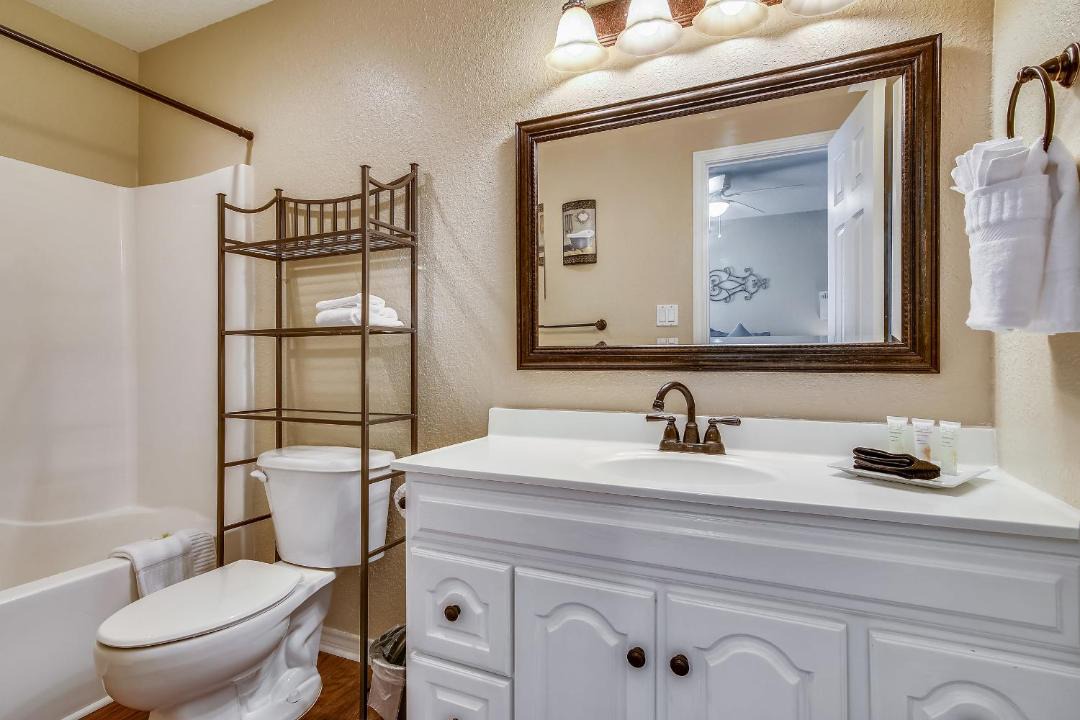Photo of Bathroom in Pirates Beach