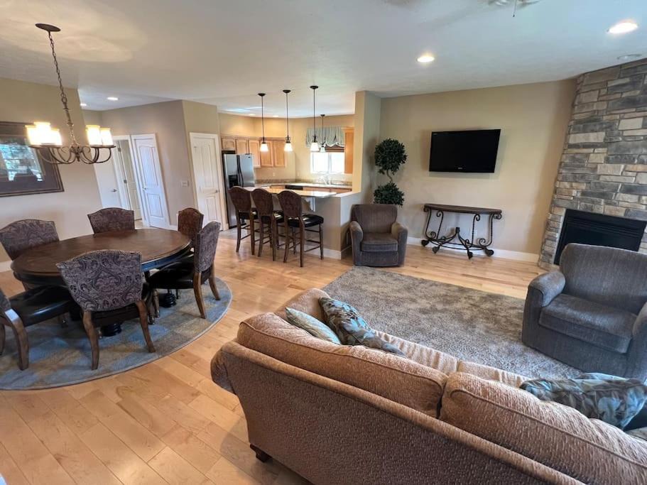 Photo of Livingroom in McHenry