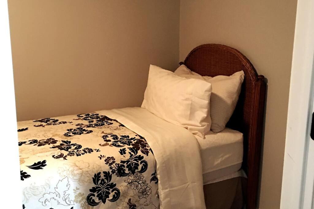 Photo of Bedroom in Groves