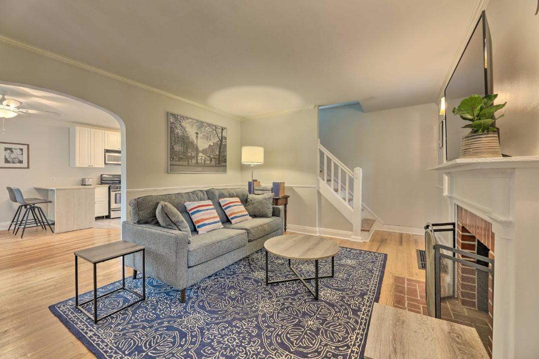 Photo of Livingroom in Roselawn Finance
