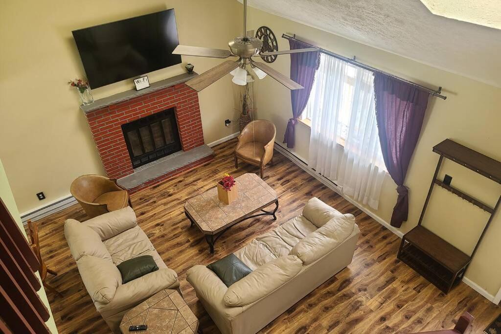 Photo of Livingroom in Tobyhanna